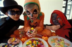 6 Tips to Have a Healthier Halloween with Your Kids